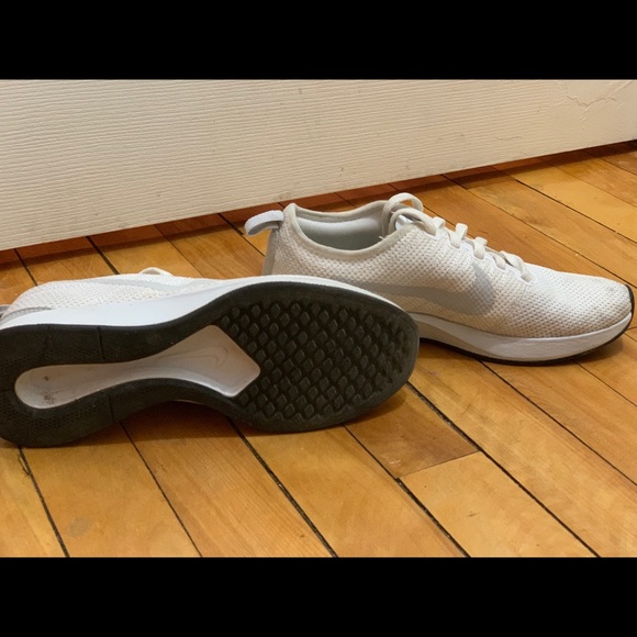 White Nike Shoes SIZE 6 - Picture 3 of 3